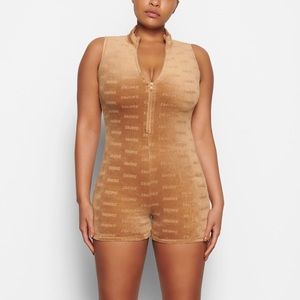 Skims LOGO VELOUR SHORT ONESIE